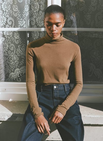 Marianne Turtleneck, Regen Silk Noil Jersey, Coffee by OZMA