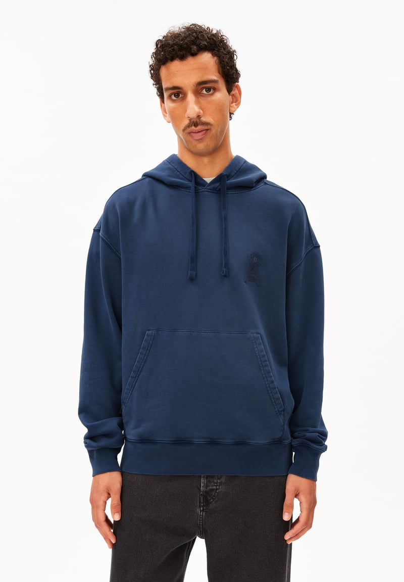 ICONIC Å KIRAAN GMT DYE HOODIE | tinted navy washed by ARMEDANGELS, 100% Cotton