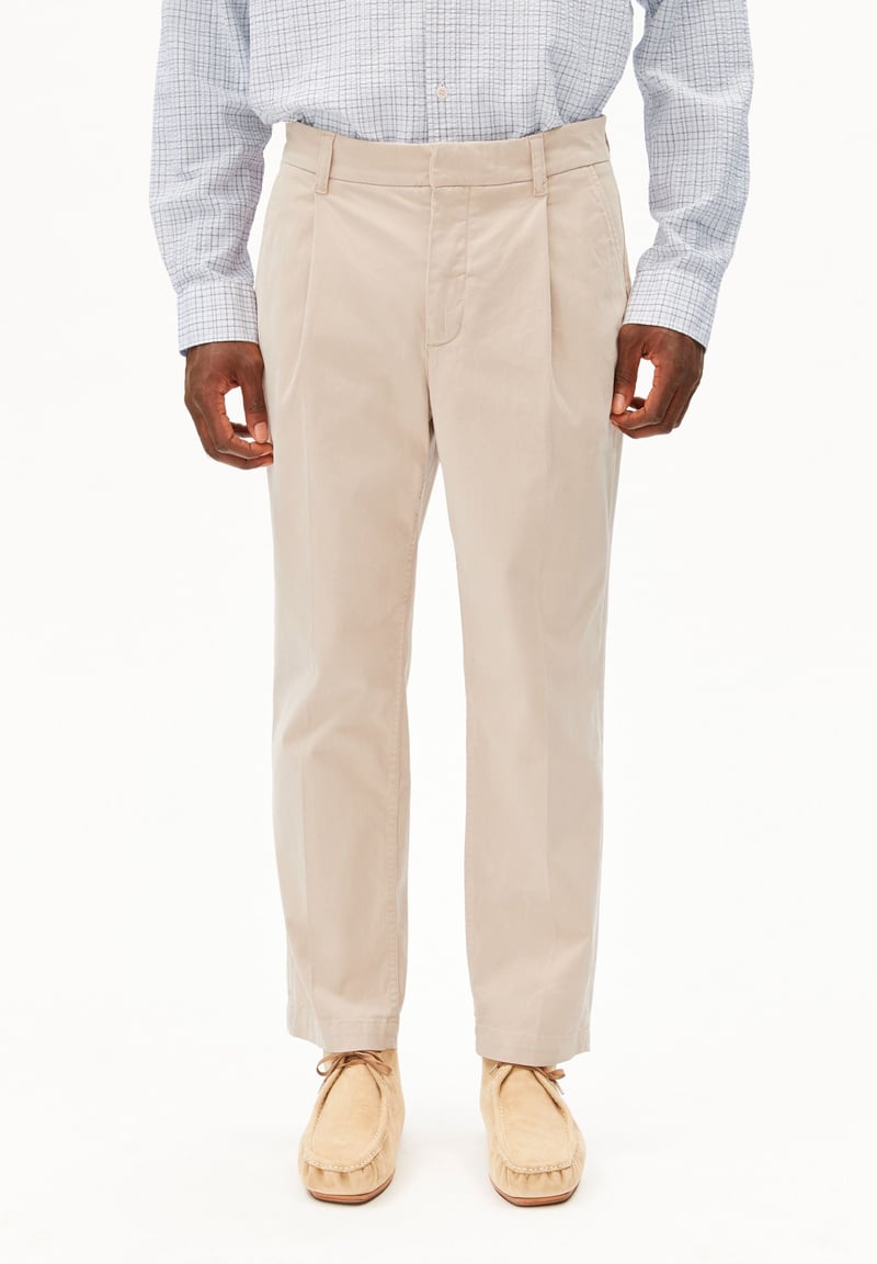 TAAMIR PLEATED CHINOS | sandstone by ARMEDANGELS, 97% Cotton, 3% Elastane
