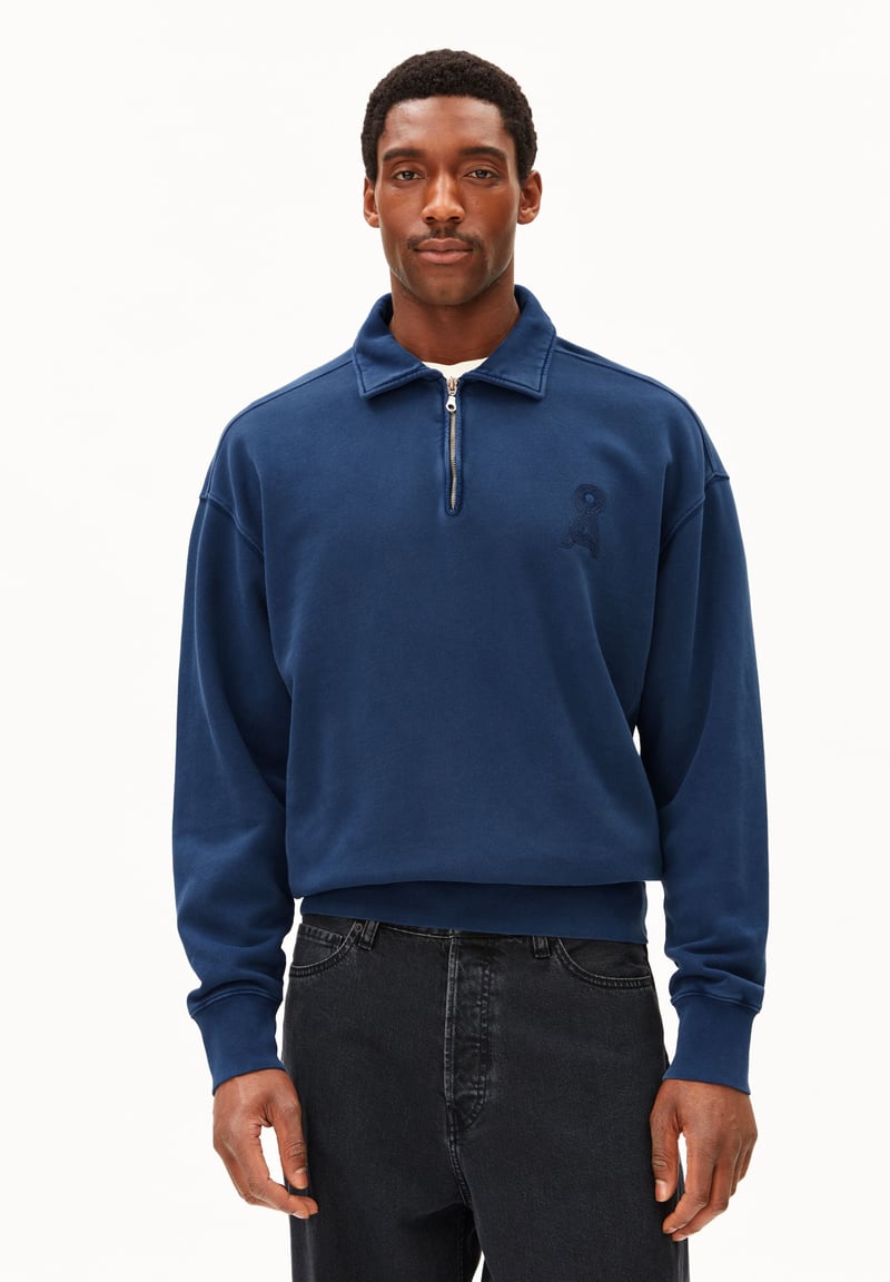 ICONIC Å GMT DYE ZIP TROYER | tinted navy washed by ARMEDANGELS, 100% Cotton